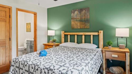 Postel nebo postele na pokoji v ubytování Bluejay Getaway by AvantStay Walk to Lake 7BDR Hot Tub Pool Table