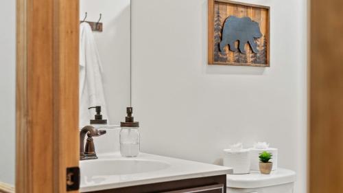 Koupelna v ubytování Bluejay Getaway by AvantStay Walk to Lake 7BDR Hot Tub Pool Table