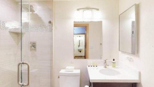 un bagno con un water, un lavandino e uno specchio di Sockeye by AvantStay Modern 2 BR Condo w Access to Northstar Resort Community a Kingswood Estates