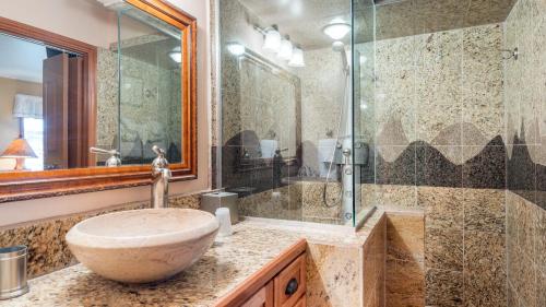 Ein Badezimmer in der Unterkunft Etta Place Too 103 by AvantStay Close to Town The Slopes In Complex w Communal Pool Hot Tub