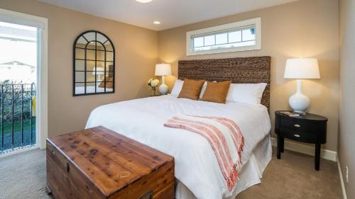 キャノンビーチにあるBlue Starfish by AvantStay Ocean Views Direct Cannon Beach Accessの大きなベッドと窓のある寝室