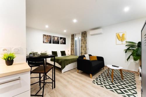 a bedroom with a bed and a desk in a room at Studio 27m² sur la Côte Pavée avec parking privé in Toulouse