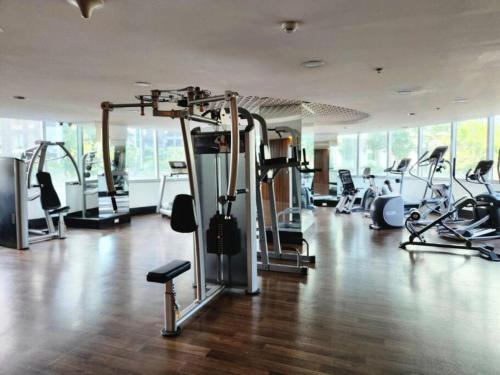 Spordikeskus ja/või sportimisvõimalused majutusasutuses Avant BGC 2 Bedroom