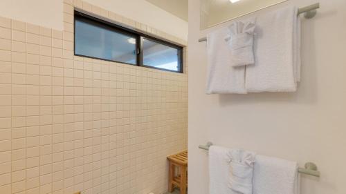 Half Block to Beach w Oceanview Patio Balcony The Shore Pine by AvantStayにあるバスルーム