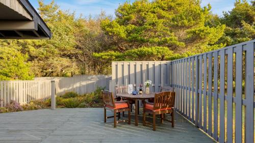 Half Block to Beach w Oceanview Patio Balcony The Shore Pine by AvantStayにあるバルコニーまたはテラス