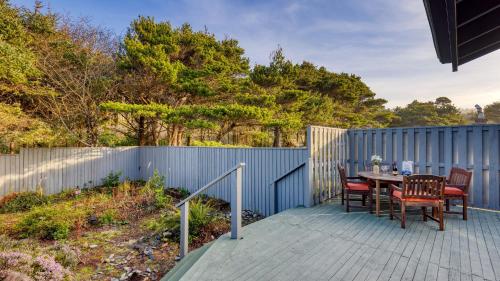 Half Block to Beach w Oceanview Patio Balcony The Shore Pine by AvantStayにあるバルコニーまたはテラス