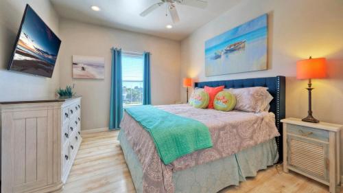 Una cama o camas en una habitación de Priv Pool Walk to Marina Eateries 3 Mins to Beach Marlin Azul by AvantStay