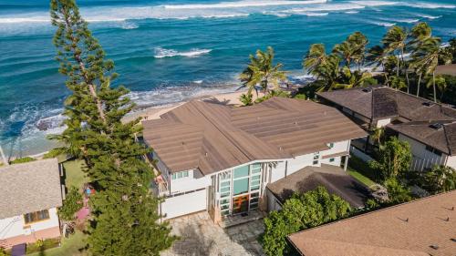 an aerial view of a house and the ocean at Beachfront Retreat w Ocean Views Bikes Balconies Ocean Haven by Avantstay in Haleiwa