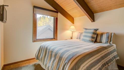 a bedroom with a large bed with a window at Quittin Time Townhouse Peaceful Mountain Ski-In-Ski-Out Retreat Close to Town in Park City