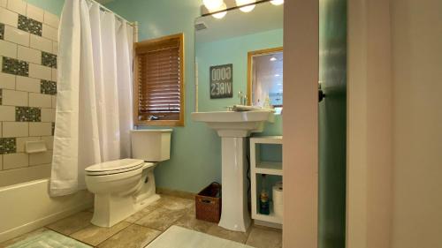 Koupelna v ubytování Woodside Getaway by AvantStay Character Home Close To Park City Resort w Hot Tub