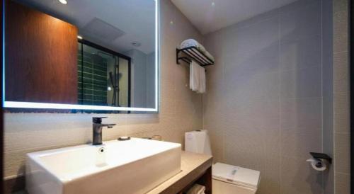 Ein Badezimmer in der Unterkunft GreenTree Inn Luoyang Railway Station Wangfujing Wangcheng Park