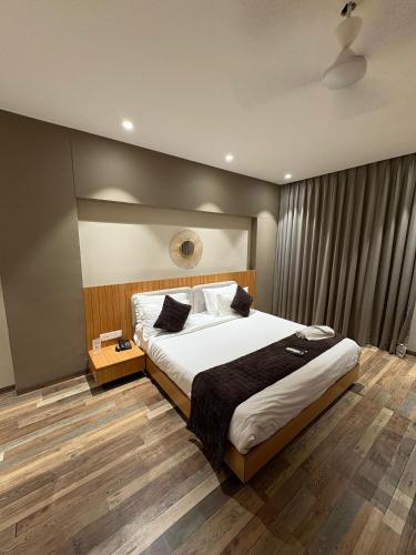 a bedroom with a large bed in a room at Hotel Fortune Mandsaur in Mandsaur