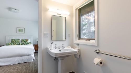 Koupelna v ubytování The Purcell House by AvantStay Surrounded in Lush Greenery w Large Yard Ocean Views