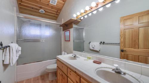 Koupelna v ubytování Wolfs Lair by AvantStay Swiss Chalet w Private Hot Tub Access to Northstar Resort Community