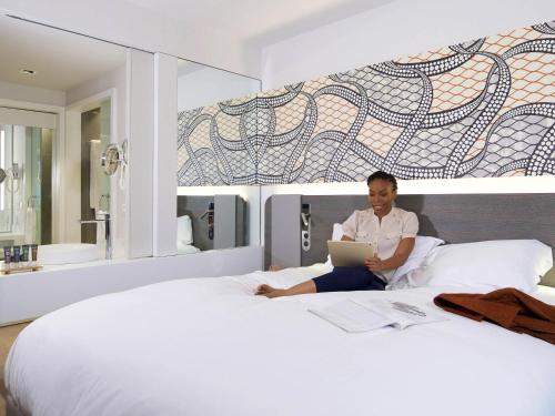 Postel nebo postele na pokoji v ubytování Novotel Cotonou Orisha