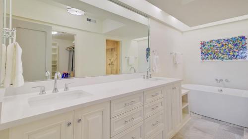 ein Badezimmer mit zwei Waschbecken und einem großen Spiegel in der Unterkunft 4407 Ocean Club by AvantStay Ocean Views w Community Pool Access - JanFeb Monthly Options Avail in Isle of Palms