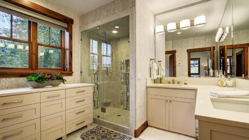 ein Badezimmer mit Dusche und Waschbecken in der Unterkunft Main Street Escape by AvantStay Stunning Home right off Main Street w Hot Tub Large Deck in Park City