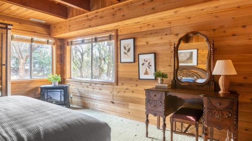 Postel nebo postele na pokoji v ubytování TurtleBear by AvantStay Stunning Character Cabin w Entertainers Patio Table Tennis