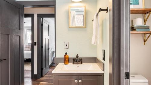 une salle de bain avec un lavabo et un miroir dans l'établissement Quiet River Bend Cabin by AvantStay 35 Mins to Mt Bachelor 10 Mins to Town Centre Hot Tub, à Bend