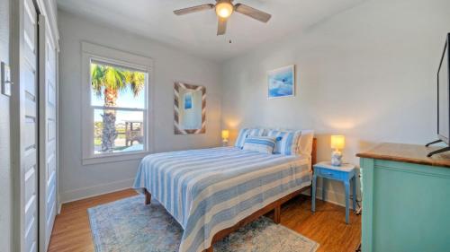 una camera da letto con un letto e un ventilatore a soffitto di Nature Preserve View Shared Pool Outdoor Living Casa Pescadora by AvantStay a Port Aransas
