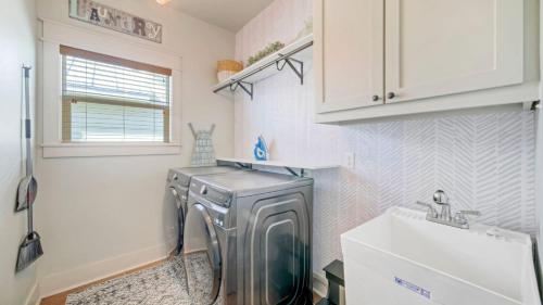 una lavatrice in cucina con lavandino di Nature Preserve View Shared Pool Outdoor Living Casa Pescadora by AvantStay a Port Aransas