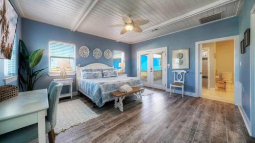 una camera da letto con pareti blu, un letto e un tavolo di Private Pool Game Room Golf Cart Zone Boat Parking Beacharita by AvantStay a Port Aransas