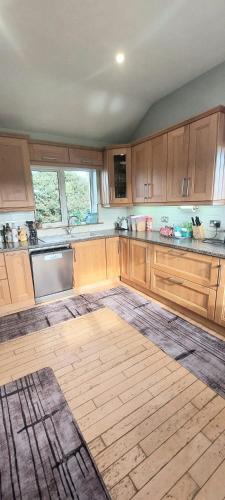 Кухня или мини-кухня в Lackandarralodge large 5BR entire house sleeps14!
