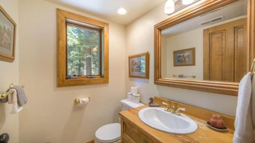 Vannituba majutusasutuses Ellis Peak by AvantStay Beautiful McKinney Cabin w Filtered Lake Views