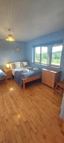 Кровать или кровати в номере Lackandarralodge large 5BR entire house sleeps14!