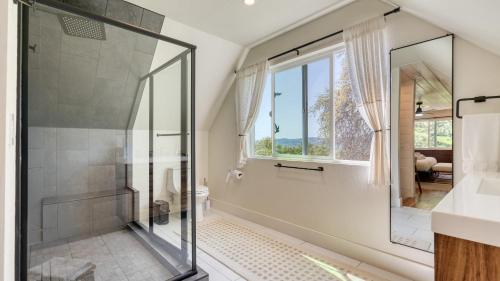Ένα μπάνιο στο Chianti by AvantStay Stunning Secluded Ranch w Pickleball Court Barn