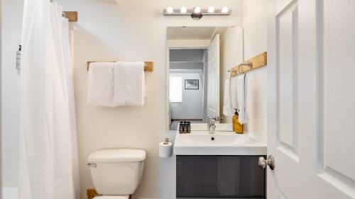 Un baño de Chickadee by AvantStay Modern A-Frame Cabin