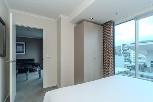 Una cama o camas en una habitación de 70 Tory Apartment Hotel