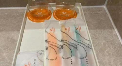 a plastic tray with three packages of food on it at Vienna Hotel Guangdong Zhaoqing Sihui Tianguangxu in Zhaoqing