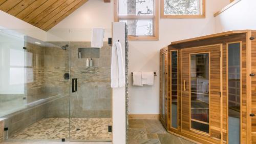 ein Bad mit einer Dusche und einer Glasduschkabine in der Unterkunft Coyote Moon by AvantStay Cabin WSauna Mins from DT Truckee NorthStar in Truckee