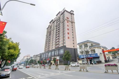 a tall building on the side of a city street at Vienna Hotel Guangxi Guilin Xing'an in Guilin