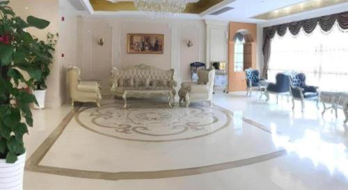 a large living room with a couch and chairs at Vienna Hotel Guangxi Guilin Xing'an in Guilin