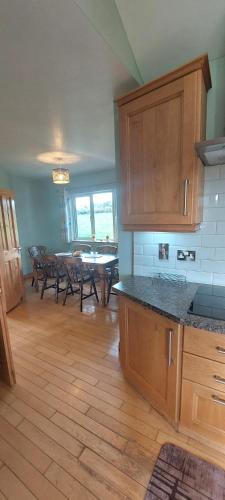 Кухня или мини-кухня в Lackandarralodge large 5BR entire house sleeps14!
