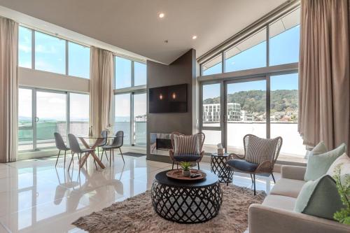 Un lugar para sentarse en 70 Tory Apartment Hotel