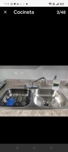 La ArmoníaにあるMini departamento Aire acondicionado y facturaの台所用シンク(食器乾燥ラック付)