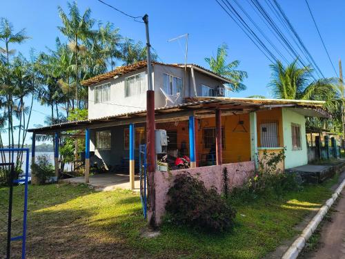 een huis aan de kant van een straat bij Casa aconchegante em cotijuba in Ilha Paquetá-Açu