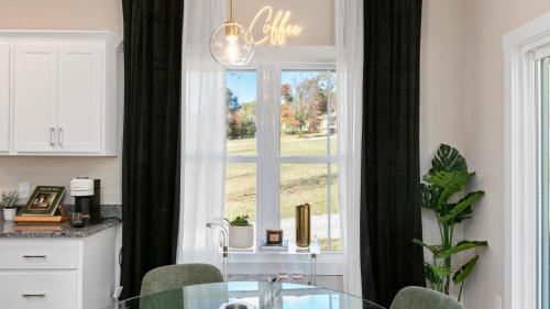Dapur atau dapur kecil di Bradford by AvantStay 10 Minutes to Downtown