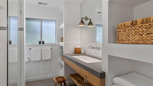 Ένα μπάνιο στο Wine Country Estate by AvantStay Pool Spa Barn