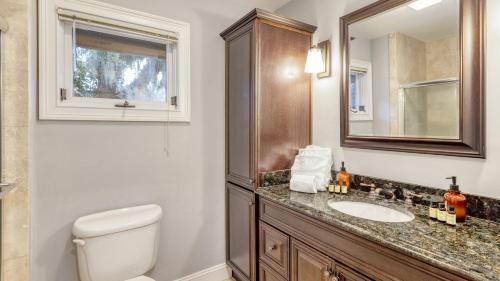 un bagno con un water, un lavandino e uno specchio di Hilton Ivory 15th Hole of Harbourtown Golf Course Private Pool Hot Tub a Hilton Head Island