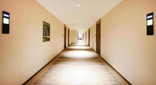 an empty hallway with a long hallway sidx sidx sidx at GreenTree Inn Luoyang Henan University of Science and Technology in Luoyang