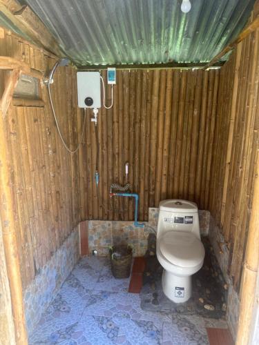 NongkhiawPetros Hostel的木墙浴室设有卫生间