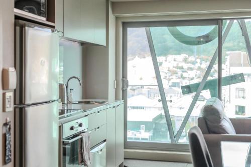 Una cocina o cocineta en 70 Tory Apartment Hotel