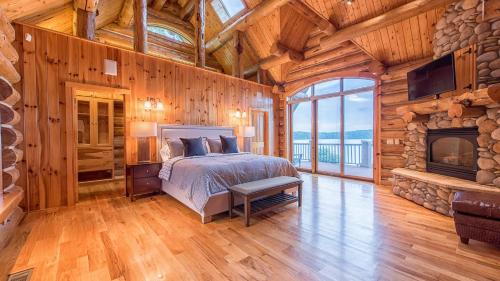 Ένα ή περισσότερα κρεβάτια σε δωμάτιο στο Azalea Retreat- The Lodge by AvantStay Best View