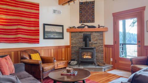Ein Sitzbereich in der Unterkunft Goss Lake Chalet by AvantStay Lakefront w Dock Fire Pit Outdoor Dining Area