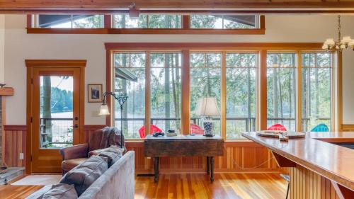 Ein Sitzbereich in der Unterkunft Goss Lake Chalet by AvantStay Lakefront w Dock Fire Pit Outdoor Dining Area