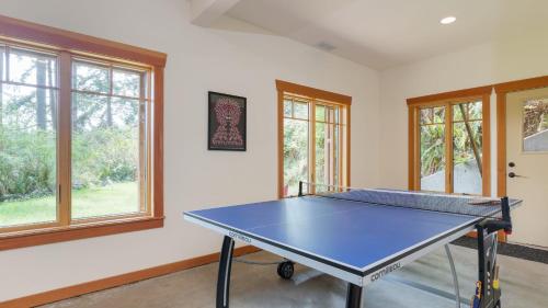 Tischtennis in der Unterkunft Goss Lake Chalet by AvantStay Lakefront w Dock Fire Pit Outdoor Dining Area oder in der Nähe